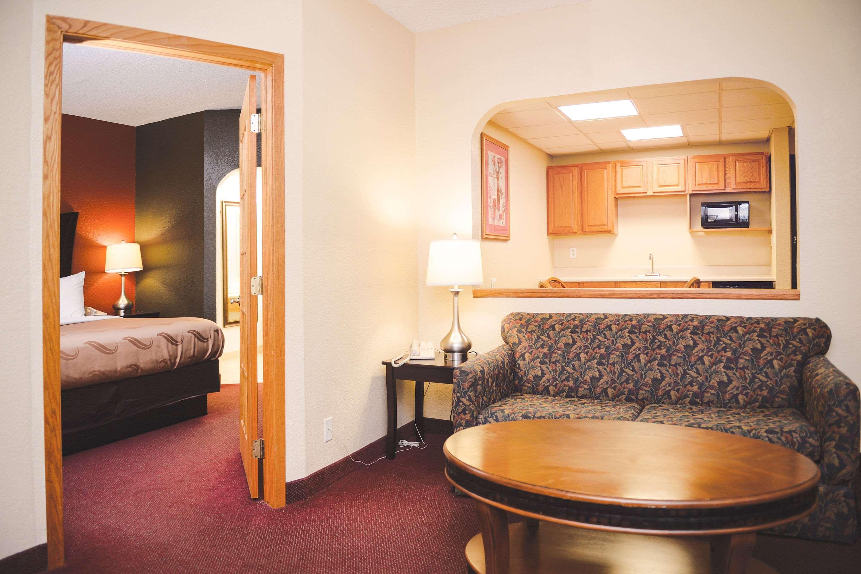 Quality Inn & Suites Ames Conference Center Near Isu Campus Exterior foto